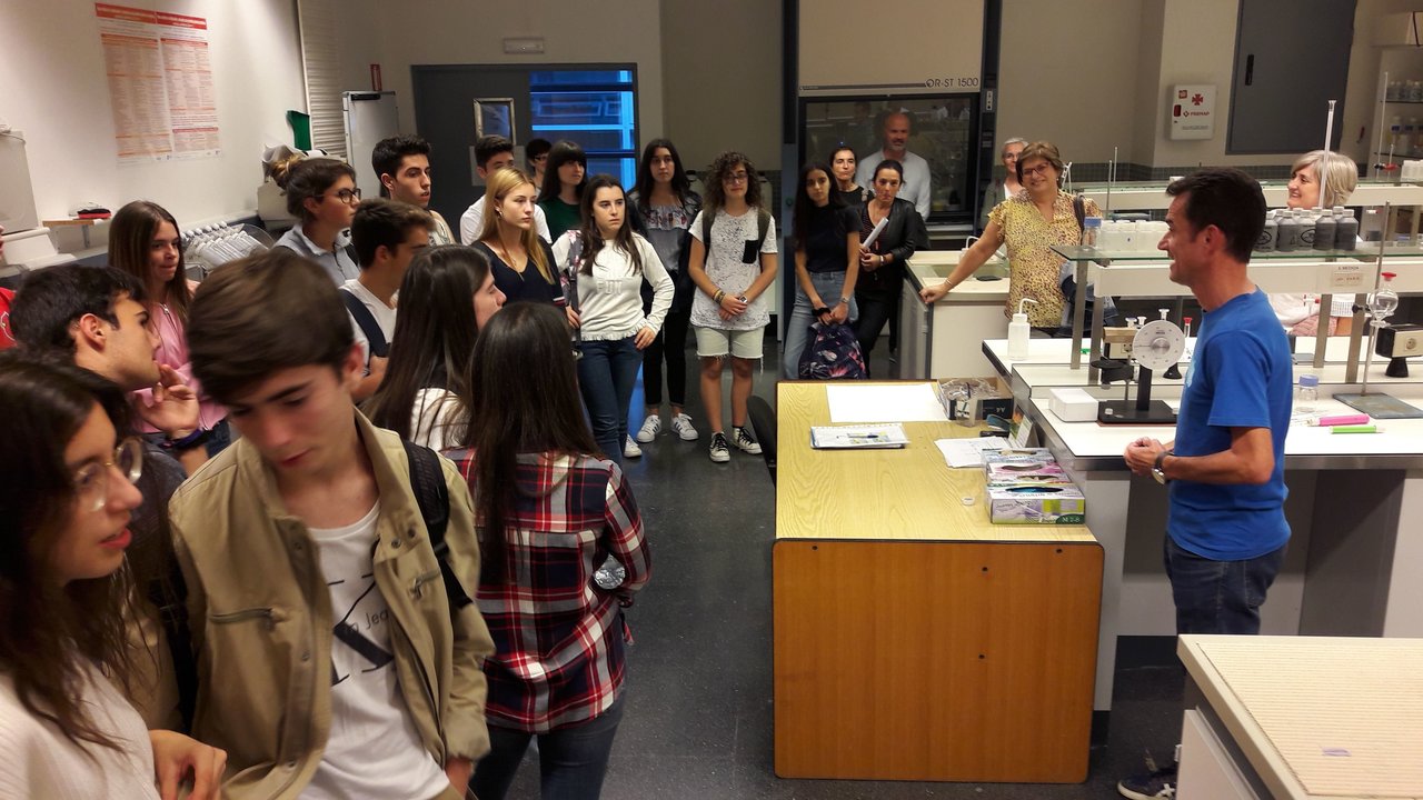 Los alumnos durante una visita al Laboratorio de Resistencia de Materiales de Ingeniería.