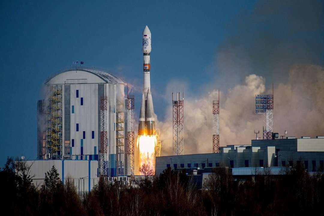 El lanzamiento tuvo lugar en el cosmódromo ruso de Vostochny a bordo del vehículo Soyuz 2. Arriba, los investigadores en la estación de control de Teleco.