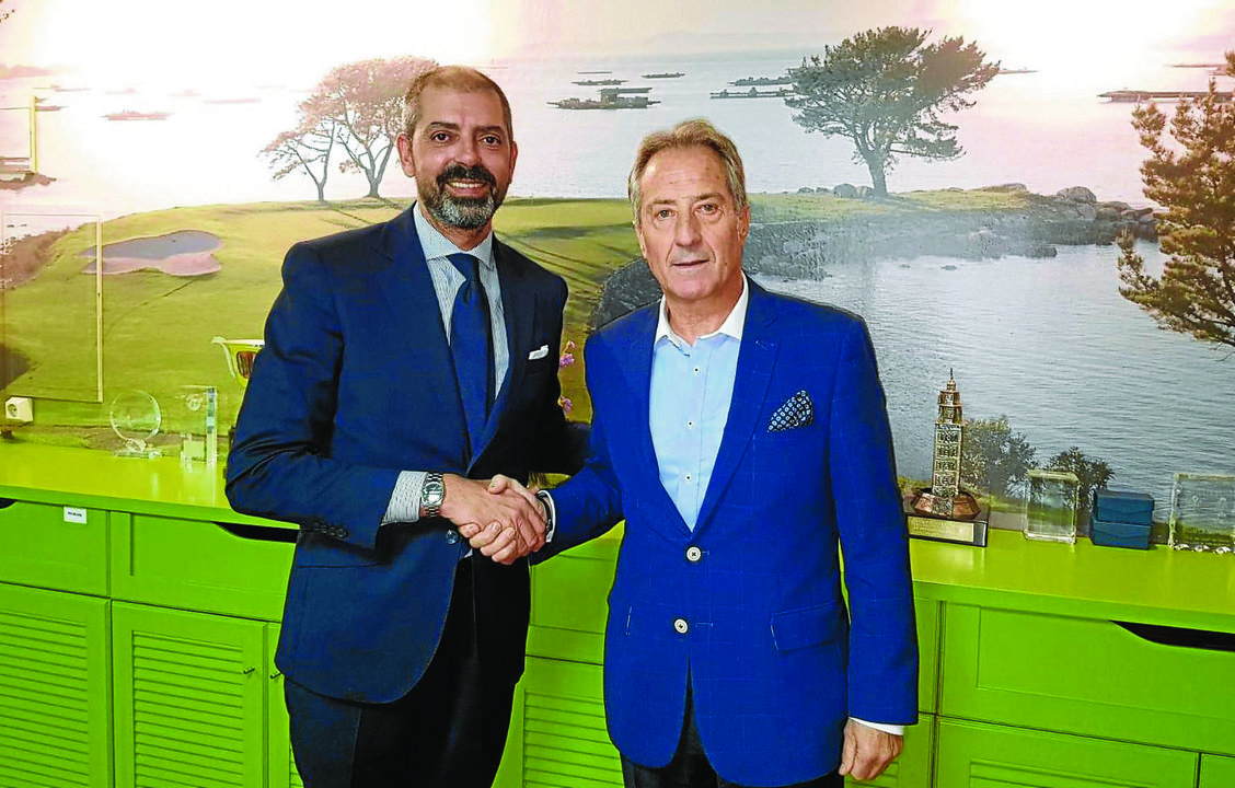 Mario Covelo (izquierda), posa junto a Daniel Fernández, anterior presidente de la Federación Gallega de Golf durante los últimos 12 años.