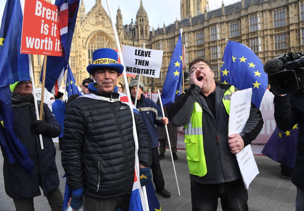 Manifestantes a favor y en contra del &#34;brexit&#34; se dieron cita delante del Parlamento británico.