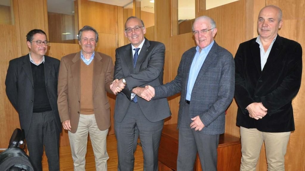 El rector vigués Manuel Reigosa con los presidentes de las fundaciones firmaron el convenio.