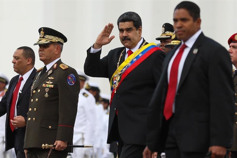 El presidente de Venezuela, Nicolás Maduro (c), asiste a una ceremonia de juramentación de las Fuerzas Armadas como presidente para un segundo período de gobierno que lo mantendrá en el poder hasta el año 2025