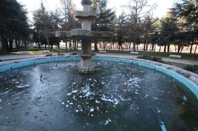 Una fuente de Xinzo de Limia congelada.