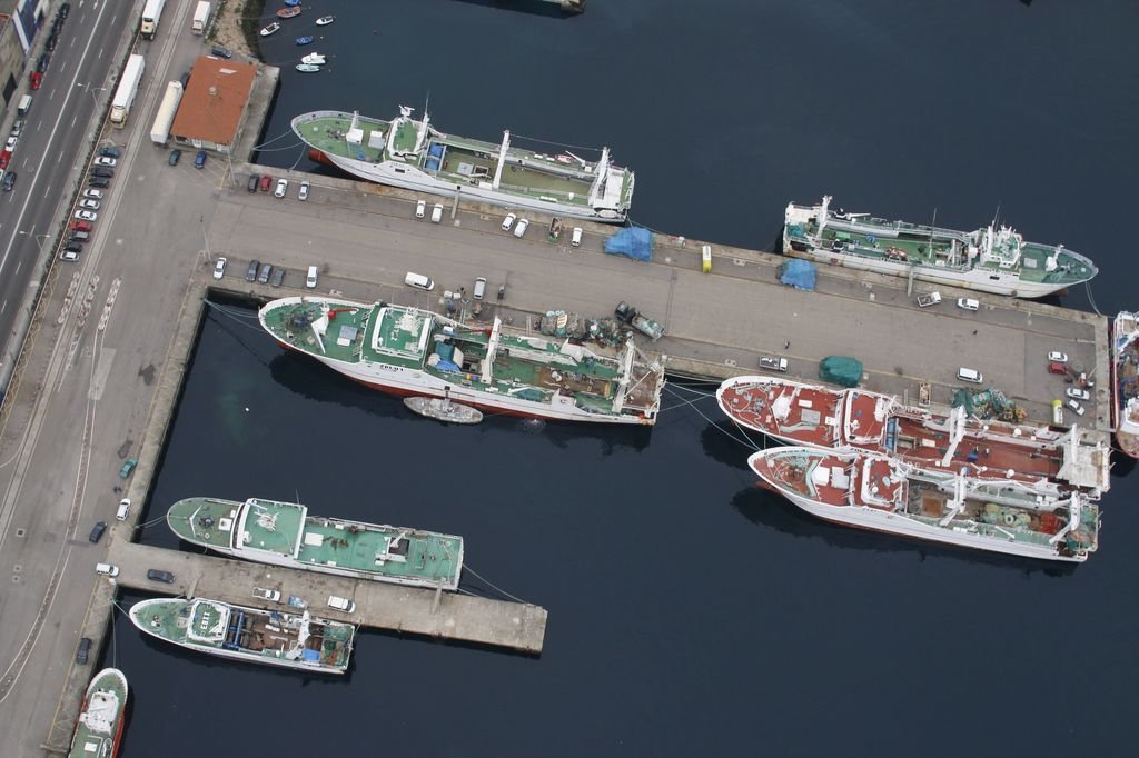 La Cooperativa de Armadores de Vigo emplea a 5.500 trabajadores. En la foto, flota de altura amarrada en el muelle del Berbés