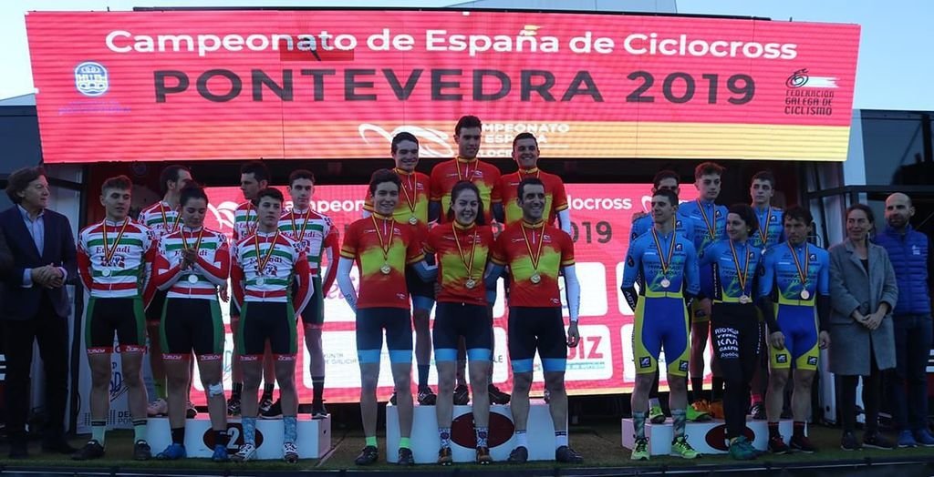 La selección gallega, en el centro del podio del Campeonato de España.