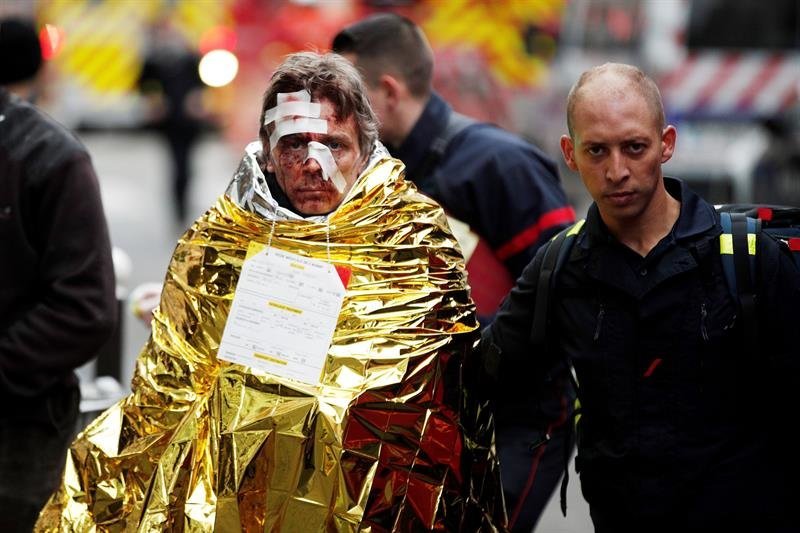 Un herido recibe asistencia tras la fuerte explosión registrada en una panadería del centro de París, Francia