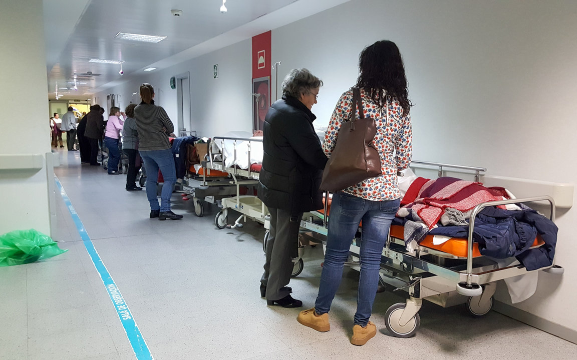 Pacientes en los pasillos de urgencias del CHUO, en septiembre de 2017.