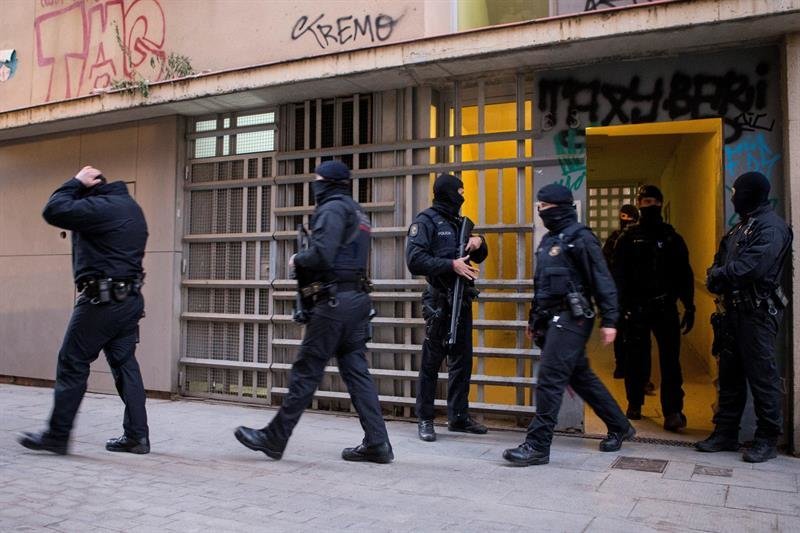 Los Mossos d'Esquadra llevan a cabo desde primera hora de esta mañana una operación contra el terrorismo yihadista en la ciudad Barcelona