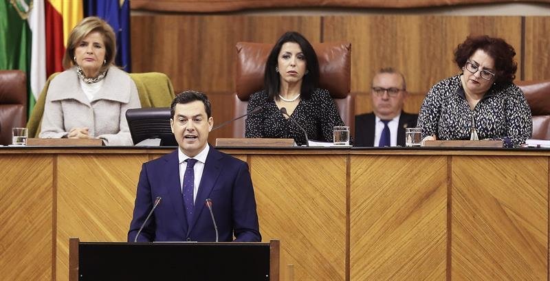 El candidato del PP a la Presidencia de la Junta de Andalucía, Juanma Moreno, al inicio de su discurso de investidura