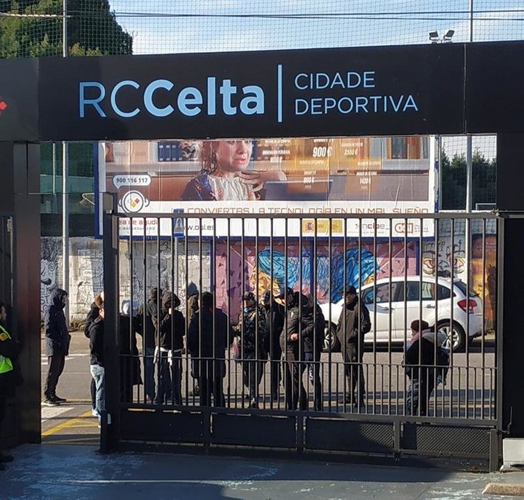 Una veintena de aficionados del Celta de Vigo se personaron este martes en las instalaciones deportivas de A Madroa