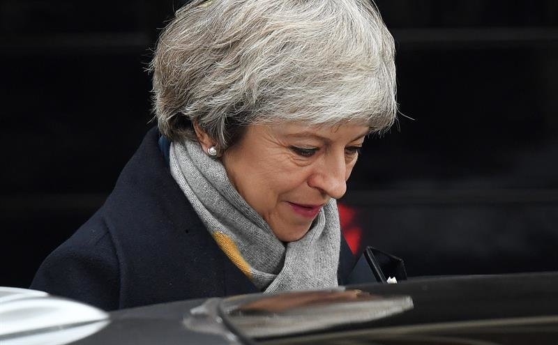 La primera ministra británica, Theresa May, saliendo de su residencia oficial en Downing Street en Londres