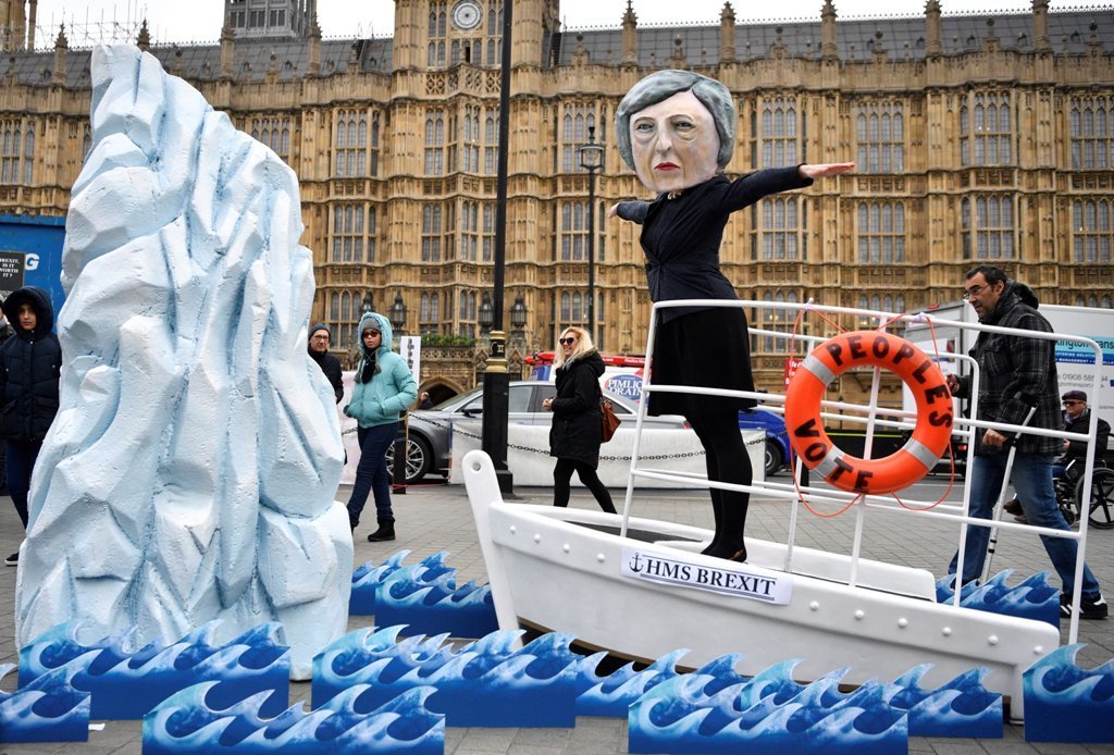 Una manifestante anti brexit disfrazada de Theresa May recrea una imagen de la película Titanic.