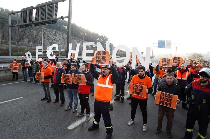 Trabajadores de la planta de la multinacional Alcoa en A Coruña