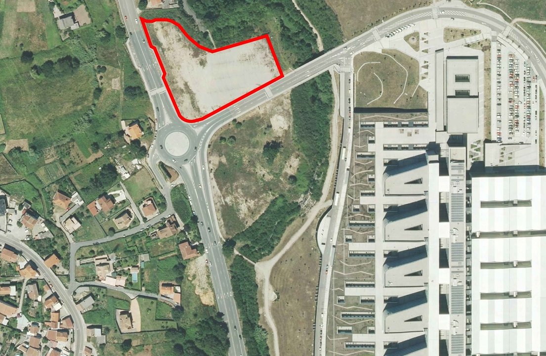 La parcela de titularidad autonómica próxima al Hospital Álvaro Cunqueiro (HAC) en la que se pretenden instalar el &#34;segundo parking gratuito&#34;