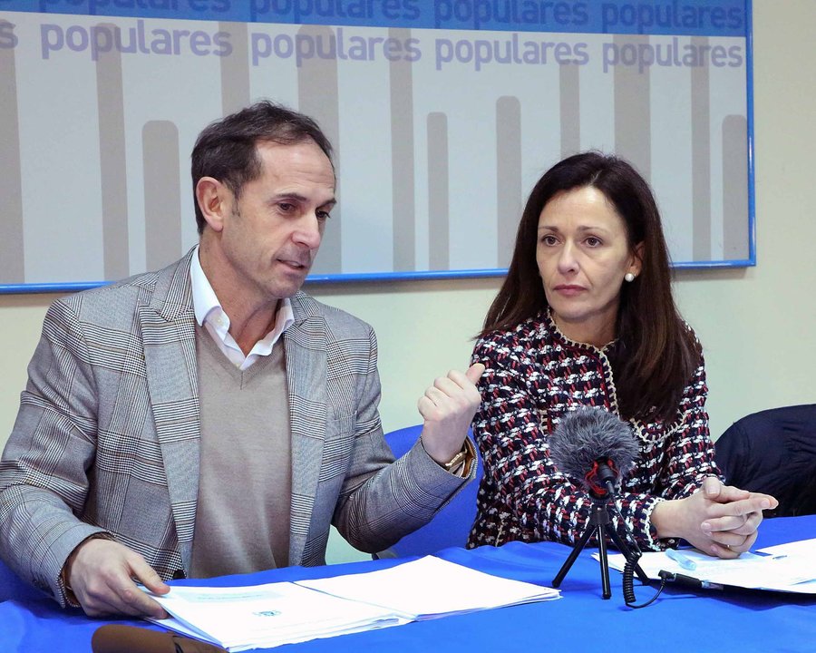 Belén Villar junto al diputado del PP, Tomás Fole, ayer, durante la rueda de prensa.