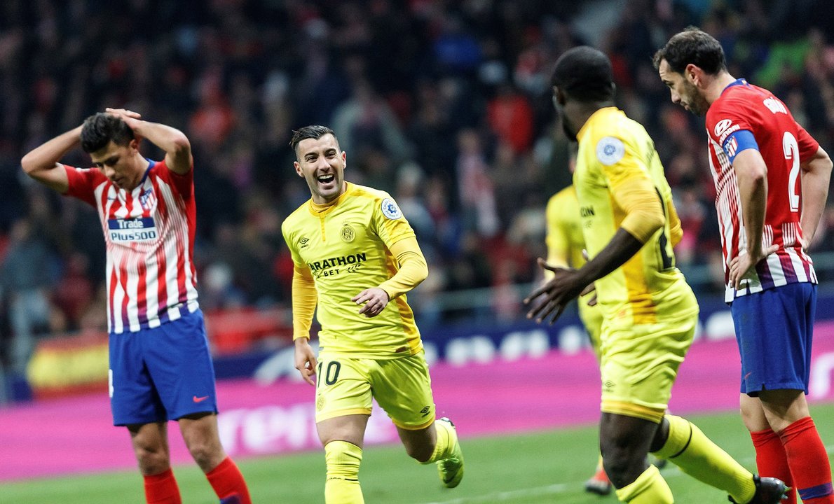 Borja García y Doumbia celebran el tercer gol del Girona, ayer, en el Wanda Metropolitano.