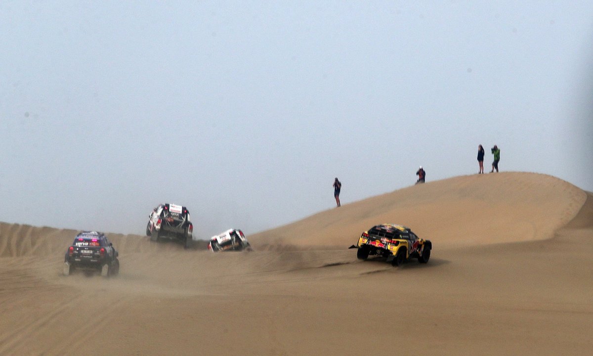 Los coches tuvieron que atravesar dunas en Perú.