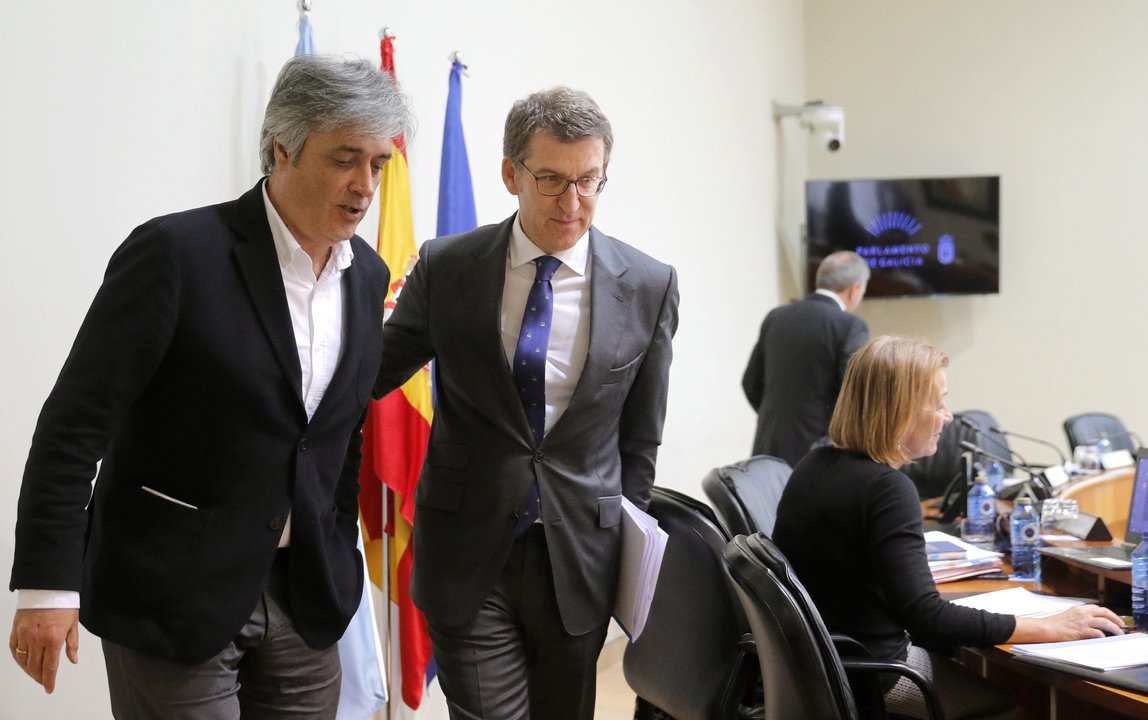 Alberto Núñez Feijóo, ayer con el portavoz del PP, Pedro Puy, tras la comisión de sanidad.