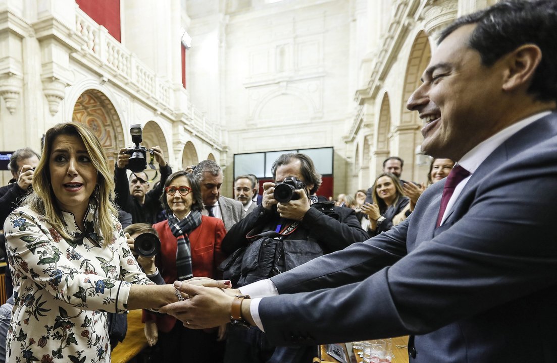 Susana Díaz y Juanma Moreno se saludan durante la sesión de investidura del popular.
