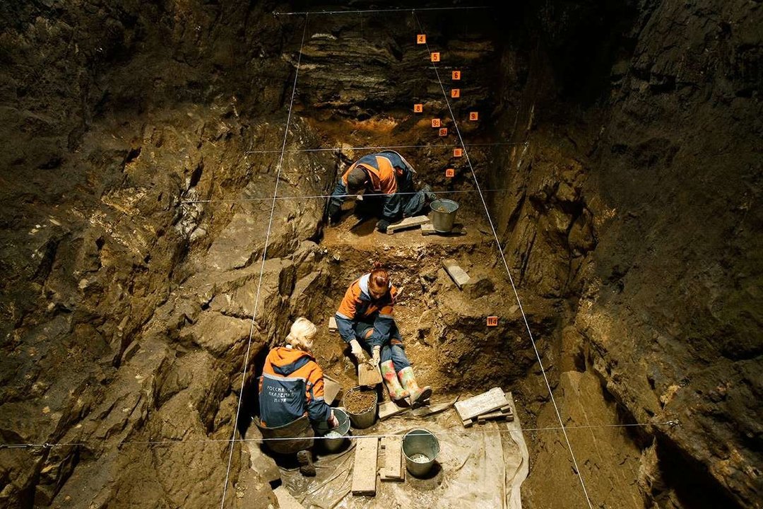 Las excavaciones llevadas a cabo en la cueva de Denisova, Siberia, hallaron restos de seres híbridos.