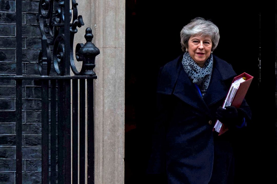 Theresa May sale de su residencia oficial de camino al Parlamento para asistir a la moción de censura.