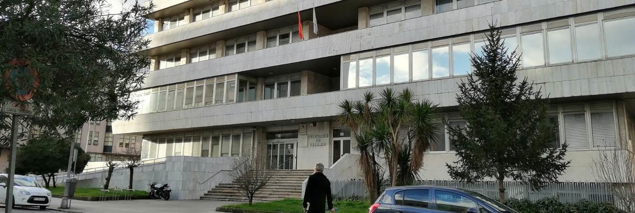 La UCO acudió ayer por la tarde a la sede de Hacienda en Vigo donde está adscrito uno de los detenidos. // Vicente