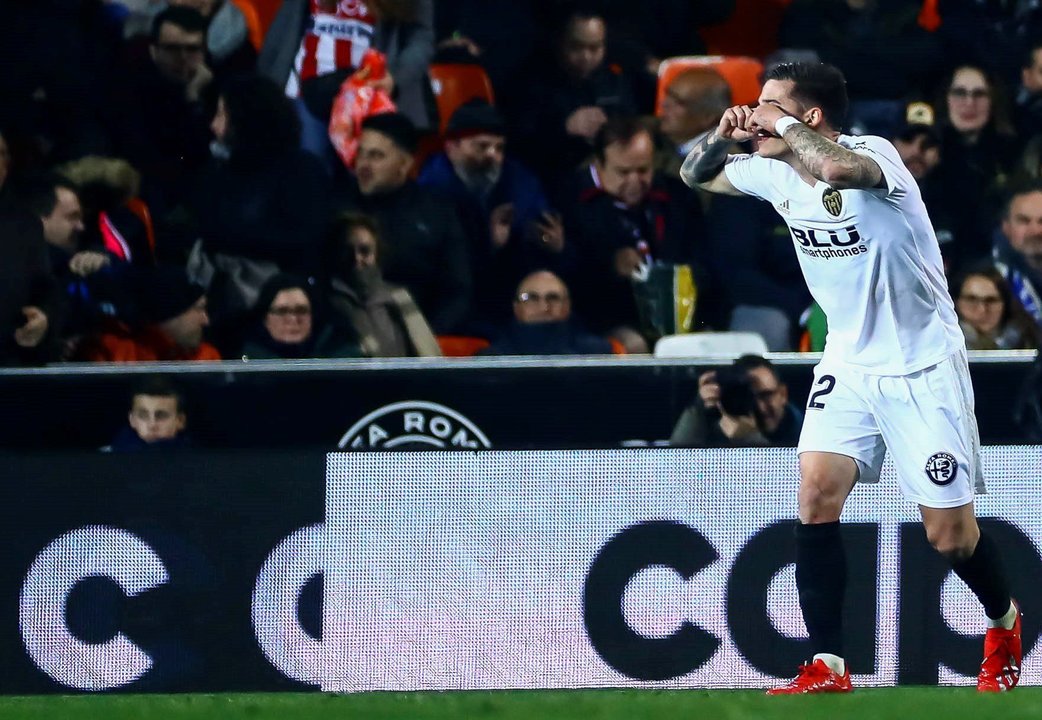 Santi Mina celebra de forma personal uno de los dos goles que logró con el Valencia en Copa el pasado martes.