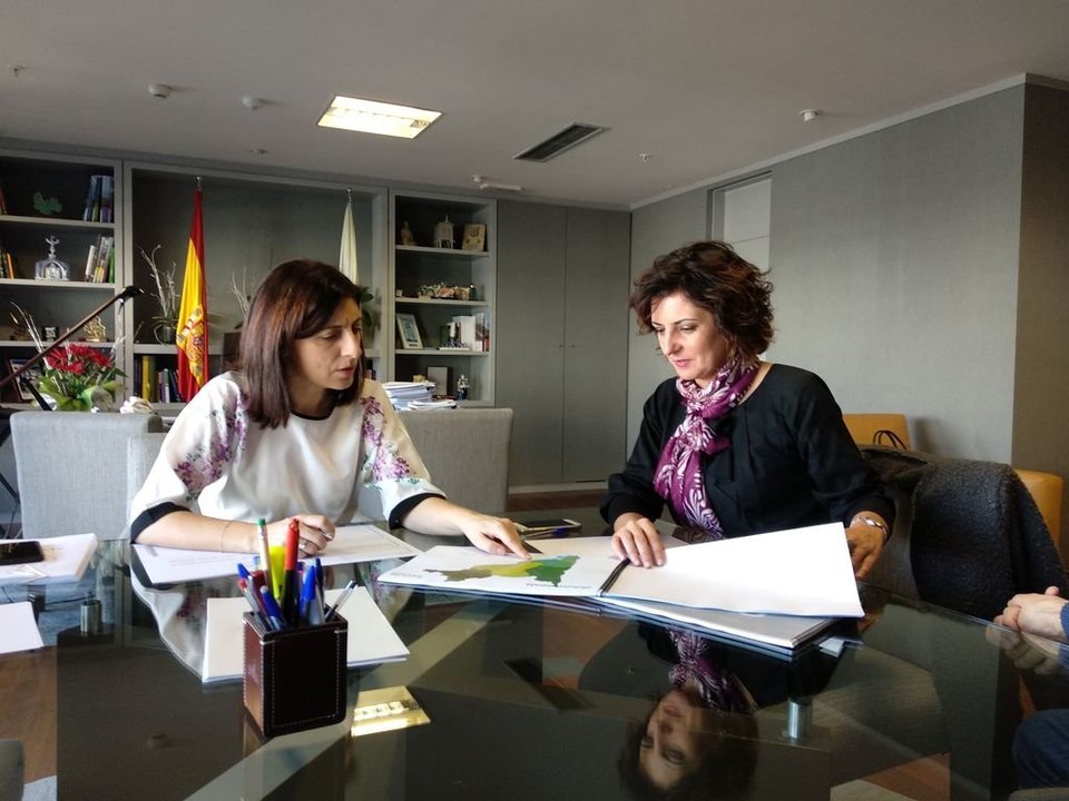 Ángeles Vázquez y la alcaldesa Sandra González, ayer en la reunión mantenida en Santiago.