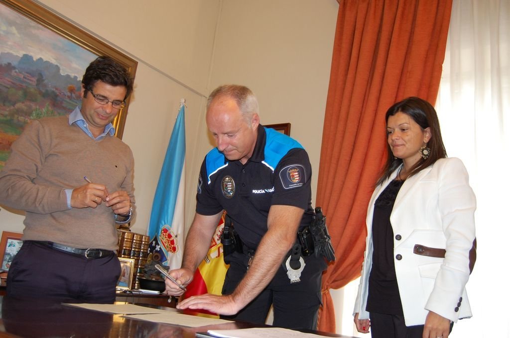 El jefe de la Policía Local de Mos, Gerardo Alonso con la alcaldesa, Nidia Arévalo.