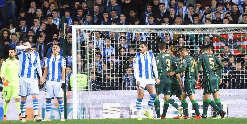 Los jugadores del Betis celebran un gol de Sergio Canales ante la Real Sociedad
