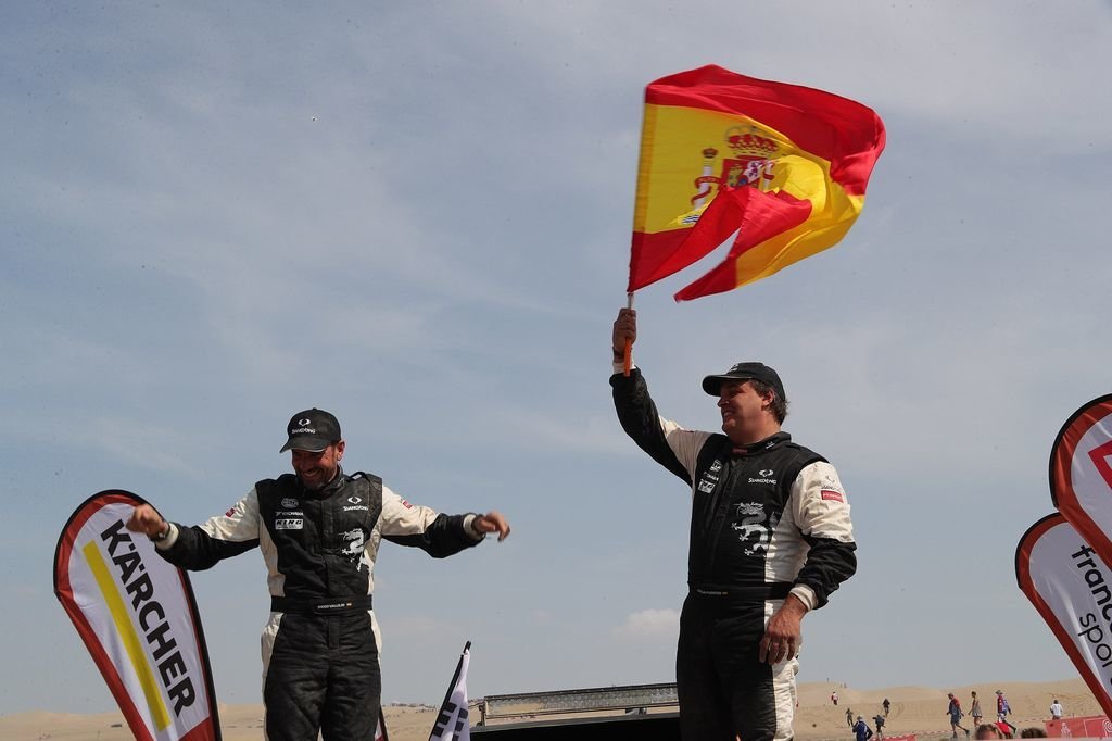 El gallego Diego Vallejo (i) y Óscar Fuertes saludan al final del rally.