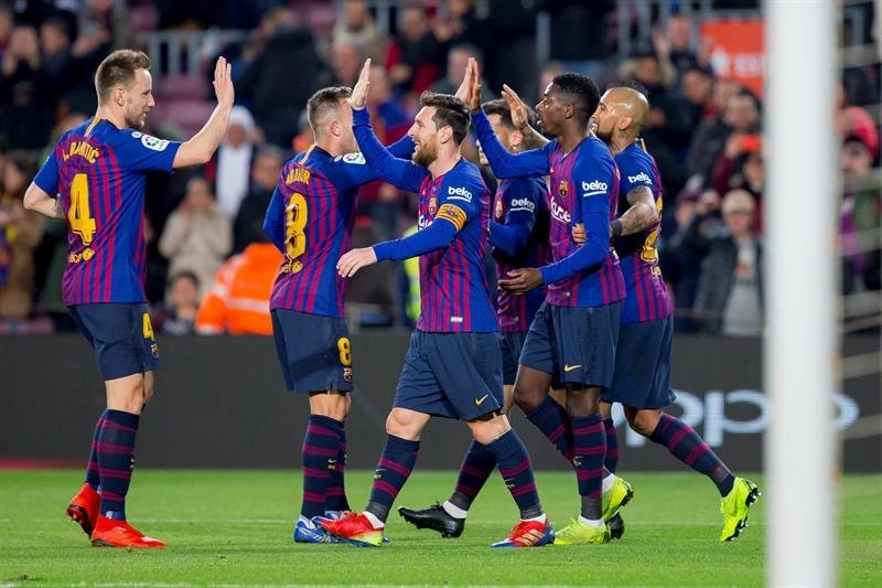 Los jugadores del FC Barcelona celebran el primer gol del equipo ante el Levante