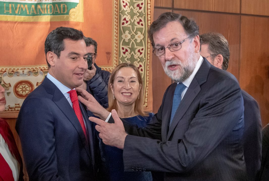 Rajoy saluda a Moreno en la toma de posesión.