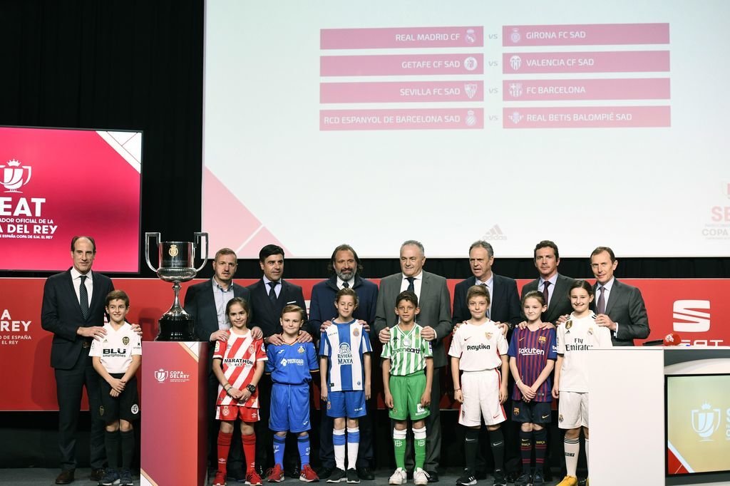 Los representantes de los ocho equipos que siguen en la Copa posan tras el sorteo de ayer.