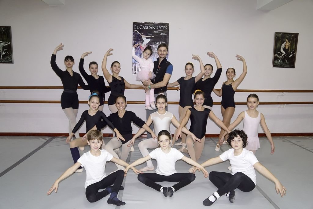 Los mayores ensayaron ayer la coreografía de “El Cascanueces”, que compartirán con el Ballet Imperial Ruso. En la foto, con su profesor, Rubén Ventoso.