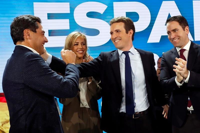 Pablo Casado (c), y su mujer isabel Torres durante la clausura de la Convención Nacional del Partido Popular