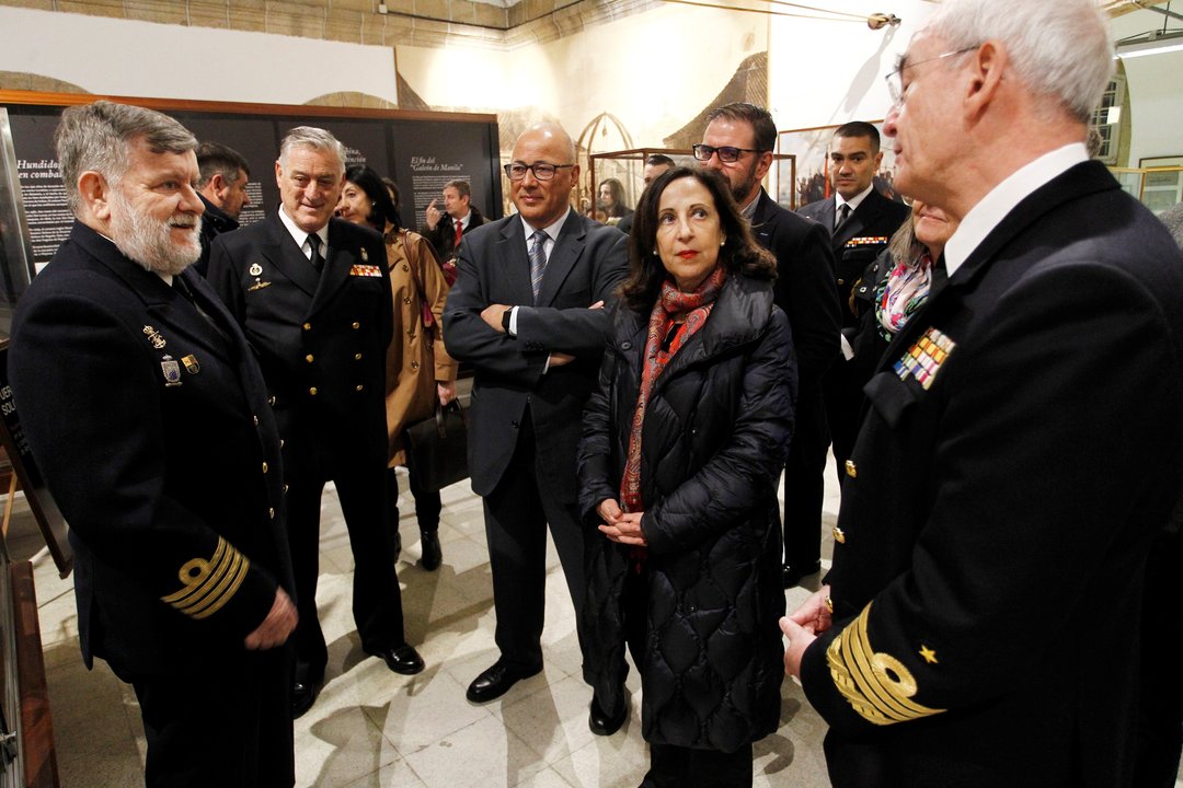 Robles, con el jefe de Estado Mayor de la Armada López Calderón (d) y el secretario de Estado Ángel Olivares (3i).