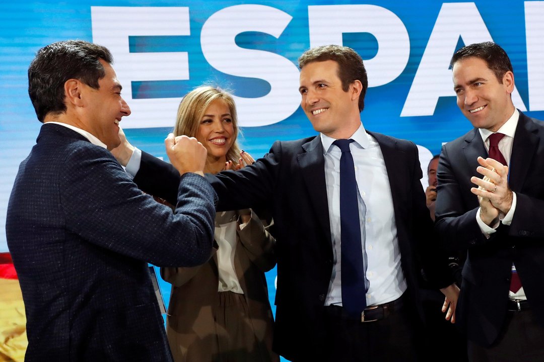 Casado saluda al líder andaluz Juanma Moreno, ante su mujer, Isabel Torres y Teodoro García Egea.