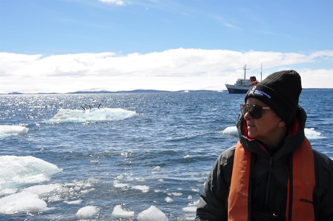 La fundadora de Homeward Bound, Fabian Dattner, en un recorrido por aguas de la Antártida.