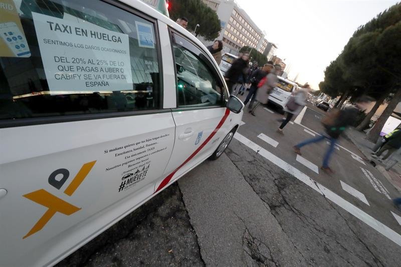 Decenas de taxis estacionados en los alrededores del recinto ferial de de Madrid