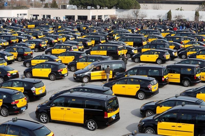 La principal asociación del taxi de Barcelona convoca huelga indefinida