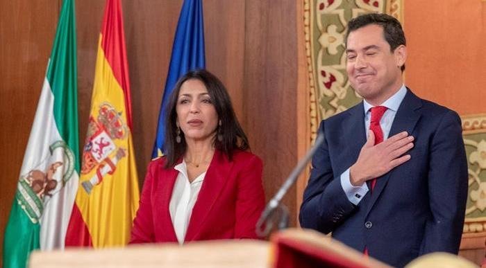 El nuevo presidente de la Junta de Andalucía, Juanma Moreno, junto a la presidenta de la Cámara autonómica, Marta Bosquet( Cs) (i)