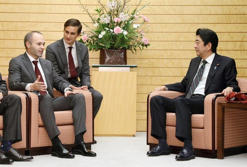 El primer ministro japonés, Shinzo Abe (d), y el futbolista español del Vissel Kobe Andrés Iniesta (i)
