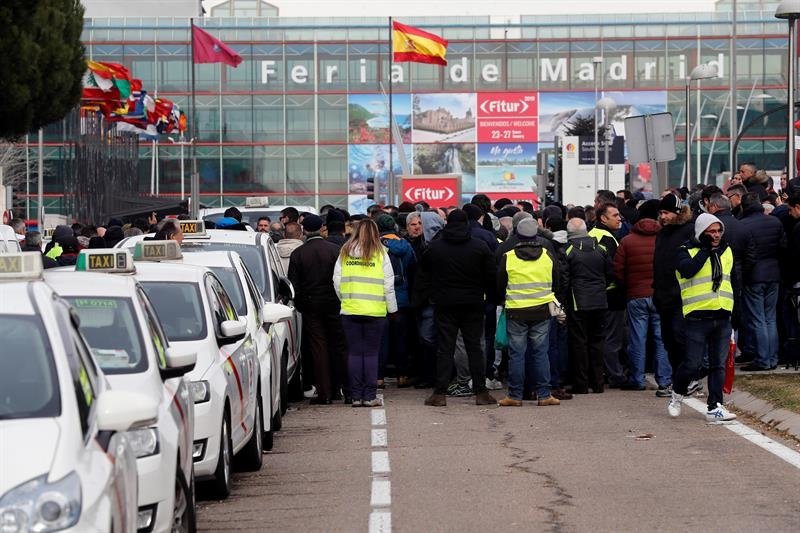 Concentración de taxistas en las inmediaciones del recinto ferial de Ifema, en Madrid