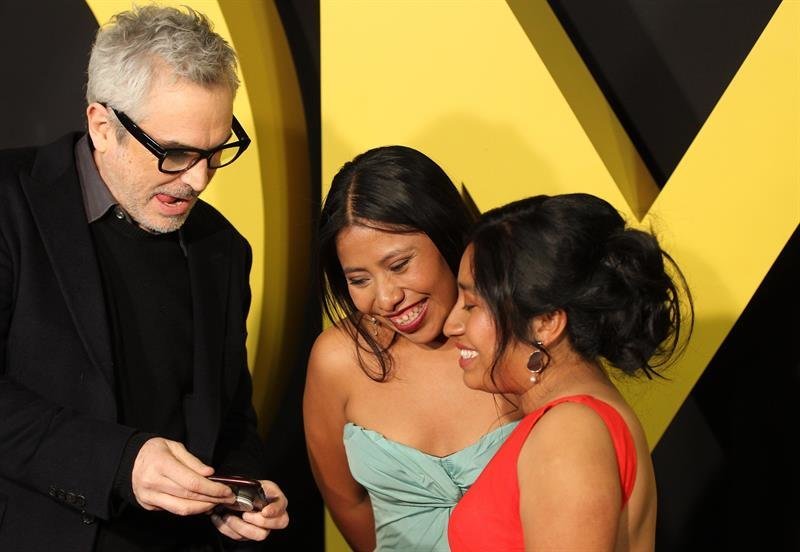 El director mexicano Alfonso Cuarón (i) y las actrices Yalitza Aparicio (c) y Nancy Garcia (d) durante una alfombra roja de presentación de la película &#34;Roma&#34;
