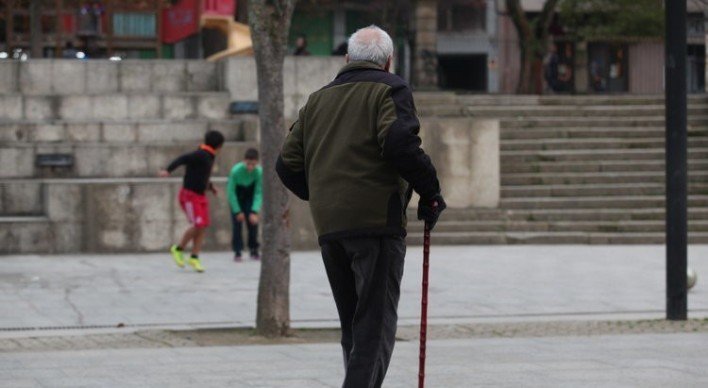Un hombre con bastón, transitando ayer por la acera del Parque de San Lázaro (Ourense)