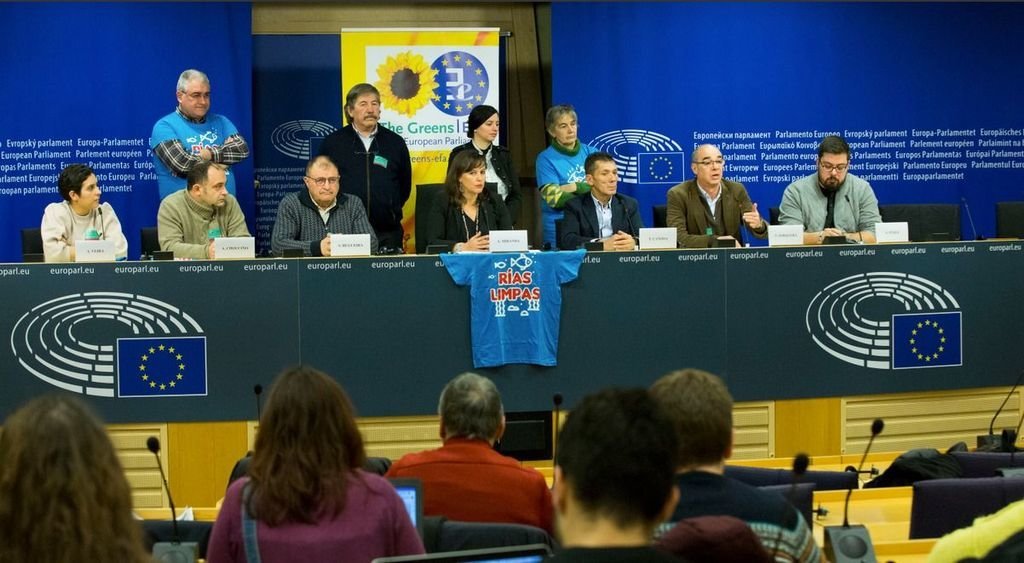 Ana Miranda y miembros de Defensa da Ría, ayer en una sala del Parlamento europeo.