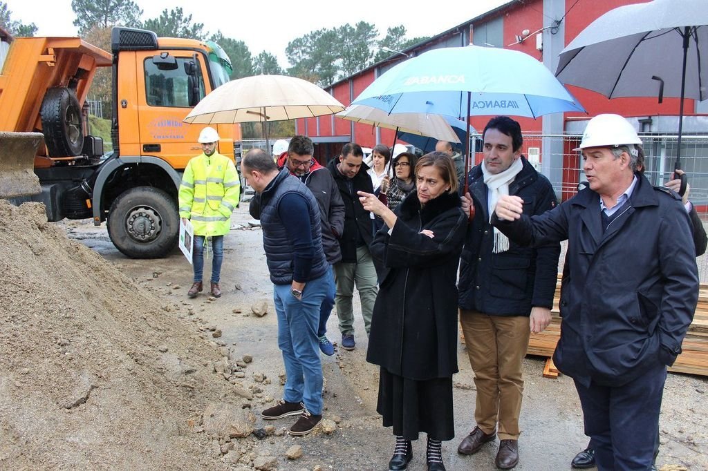 Silva bajo el paraguas que sostiene el alcalde, en su visita a las obras.