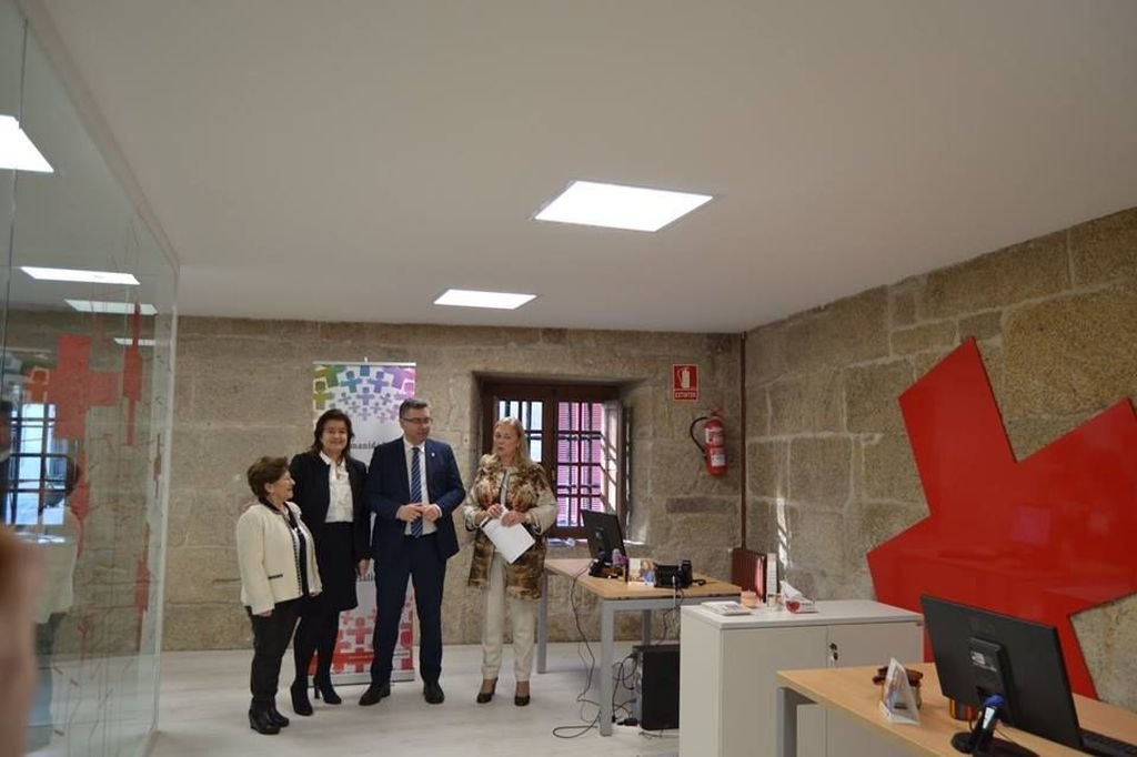 Javier Bas y Carmen Amoedo ayer en la inauguración de la sede de Cruz Roja en Redondela.