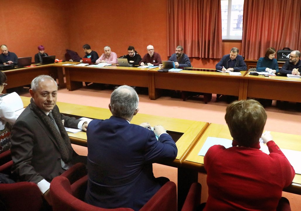 Pinal, a la izquierda, durante la reunión de la mesa sectorial en Compostela.